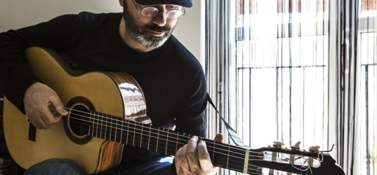 Luis Medina canta los versos de Eduardo García en UCOPoética